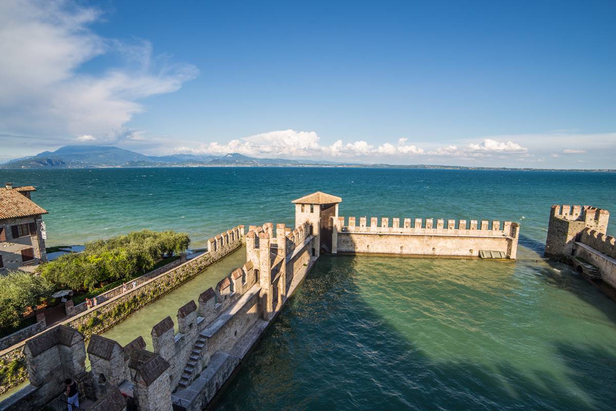 Lookals Verona & Garda Lake Day-trip from Milan