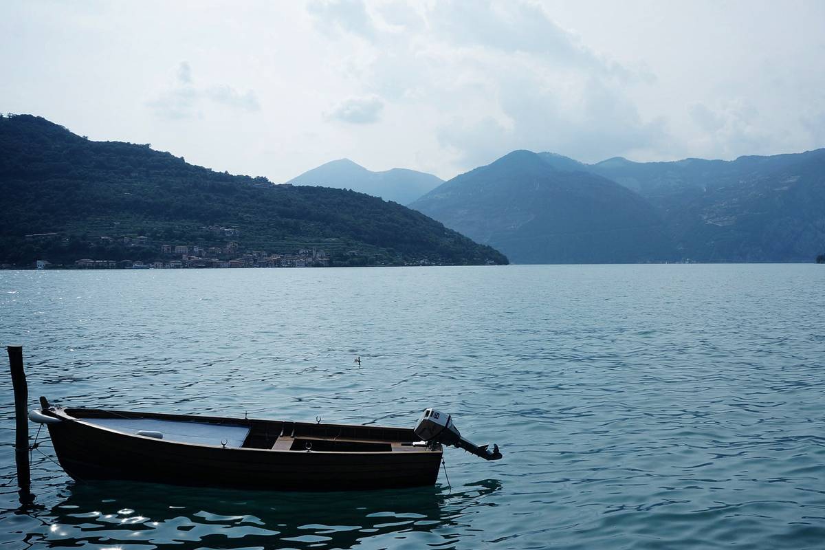 Lookals Franciacorta wine tour and Lake Iseo with Private Cruise. Day-trip from Milan