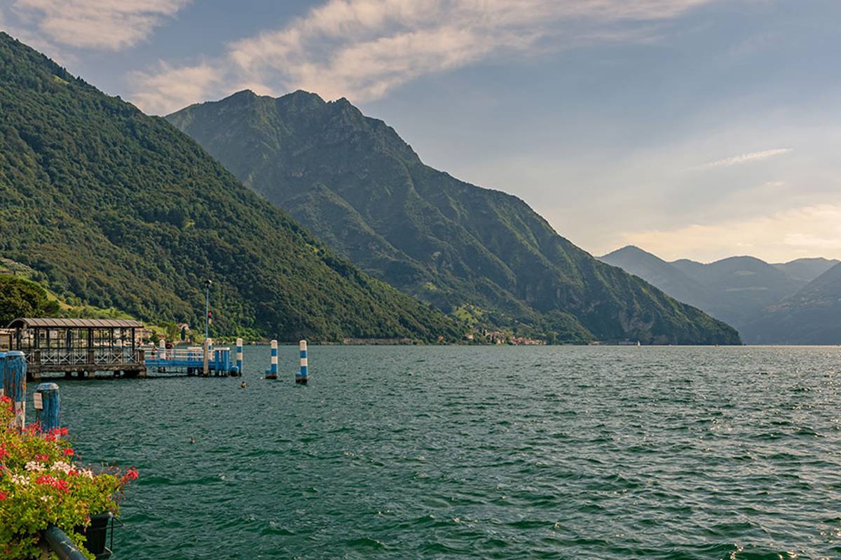 Lookals Franciacorta wine tour and Lake Iseo with Private Cruise. Day-trip from Milan