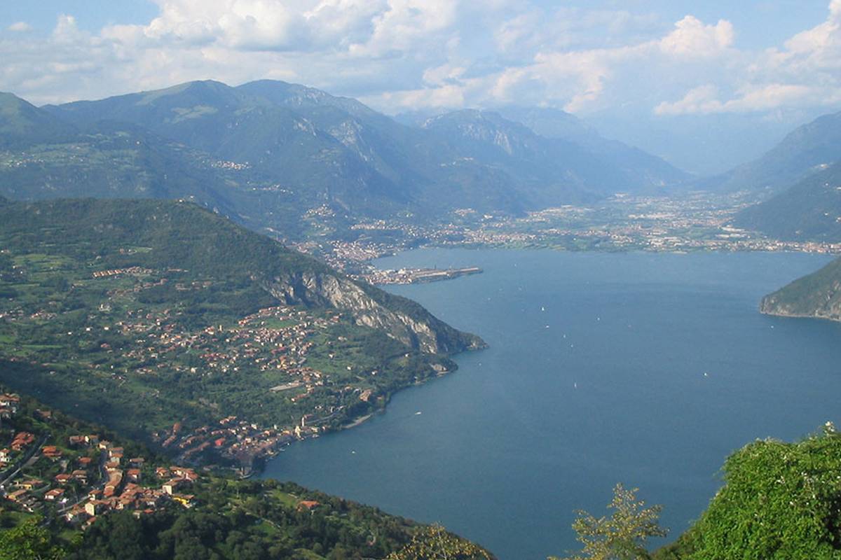 Lookals Franciacorta wine tour and Lake Iseo with Private Cruise. Day-trip from Milan