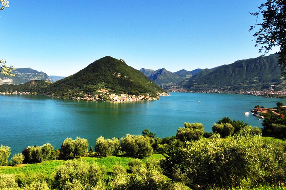 Lookals Franciacorta wine tour and Lake Iseo with Private Cruise. Day-trip from Milan